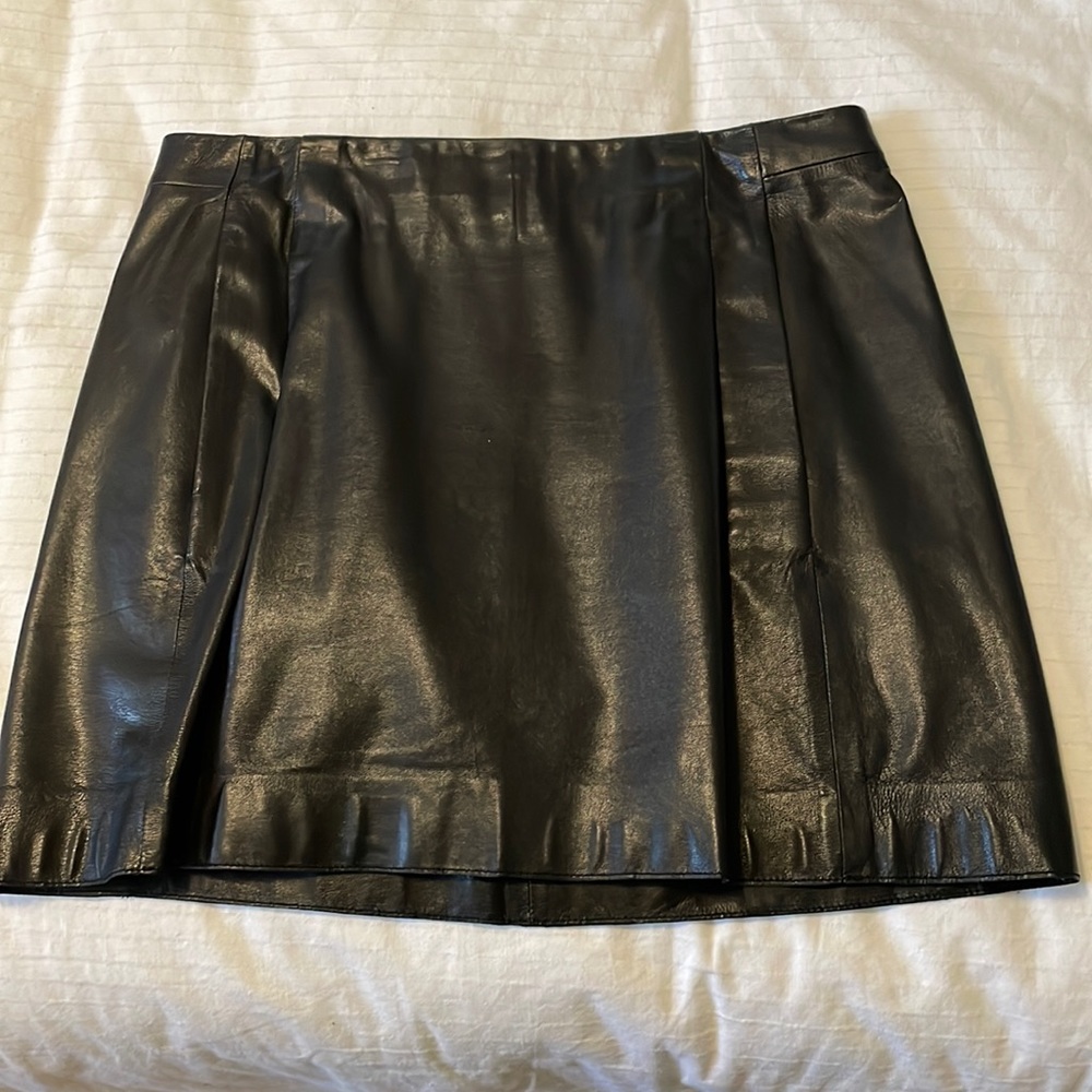 Vince size 6 black leather mini-skirt